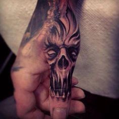 Skull Finger Tattoos, Herren Hand Tattoos, Wörter Tattoos, Painless Tattoo, Thumb Tattoos, Evil Skull Tattoo, Skull Hand Tattoo, Skull Sleeve Tattoos, Skull Sleeve