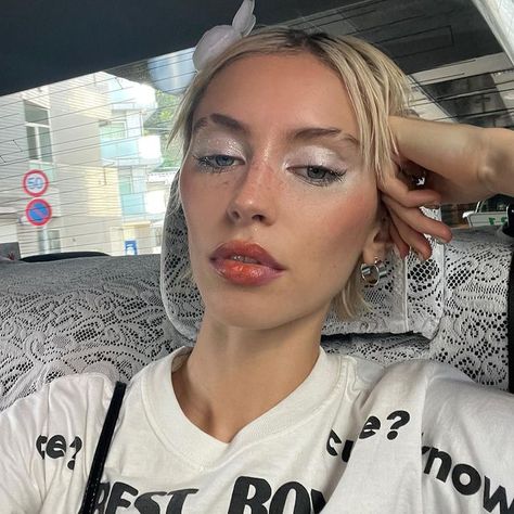 70s Makeup Look, Eyebrow Slits, Iris Law, 70s Makeup, Make Up Inspo, Kiss Makeup, 가을 패션, Pretty Makeup, Artistry Makeup