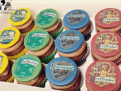 Harry Potter Cupcakes House Colors, Harry Potter House Cupcakes, Harry Potter Wedding Cupcakes, Hogwarts Cupcakes, Harry Potter Desserts, Harry Potter Cupcakes, 8th Birthday Cake, Harry Potter Bday, Harry Potter Wedding