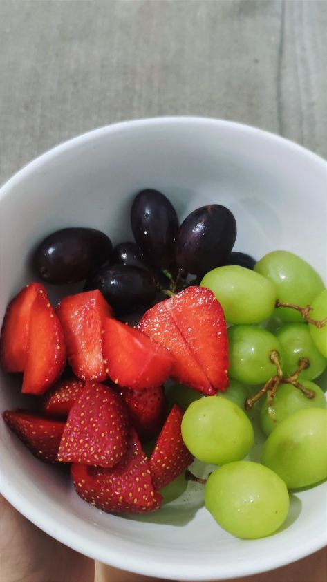 Strawberry And Grapes, Grapes And Strawberries, Strawberries And Grapes, Healthy Lunch Snacks, Fruit Snack, Healthy Food Motivation, Healthy Lifestyle Food, Yummy Comfort Food, Think Food