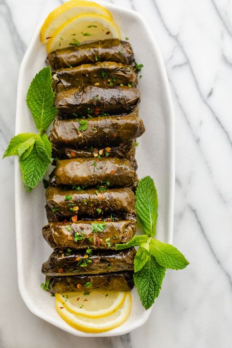 Lebanese Grape Leaves, Arabisk Mad, Lebanese Chicken, Stuffed Grape Leaves, Lebanese Food, Lebanese Recipes, Persian Food, Mediterranean Dishes, Ramadan Recipes