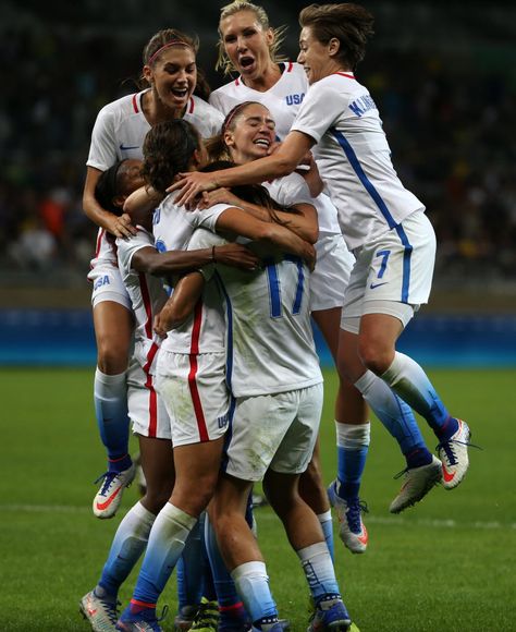 The U.S. women celebrate after Carli Lloyd's game-winning goal vs. France, Aug. 6, 2016. (Eugenio Savio/AP) Goal Celebration Football, Sport Celebration, Soccer Celebrations, Football Team Photos, Reaction Photo, Team Photoshoot, Female Football Player, Carli Lloyd, Women Soccer