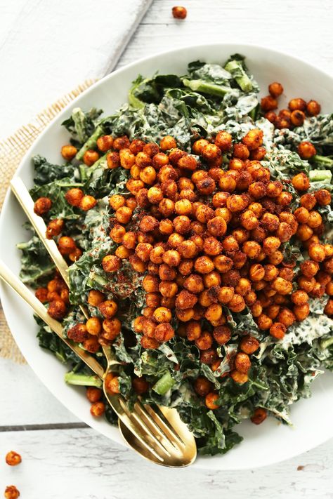 Garlicky Kale Salad with Tandoori Spiced Chickpeas by minimalistbaker: 30 minutes and so delicious. #Salad #Kale #Chickpeas #Garlic #Vegan #GF Garlicky Kale Salad, Garlicky Kale, Salad Kale, Resep Salad, Spiced Chickpeas, Tandoori Masala, Crispy Chickpeas, Roasted Chickpeas, Vegan Salad