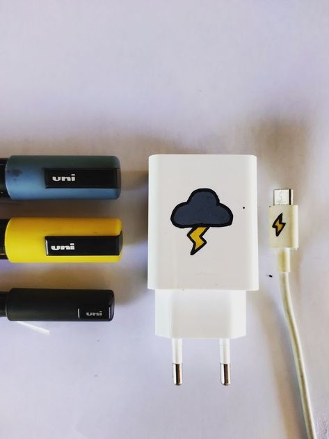 Charger Art Ideas, Diy Charger Art, Drawing On Charger, Phone Charger Painting Ideas, Painting On Charger, Air Pod Case Painting Diy, Posca Pens Art Simple, Paint Charger Cube, Charger Drawing