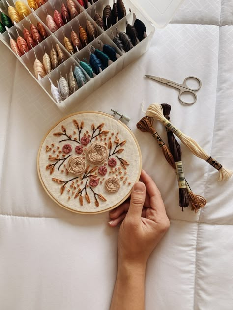 Embroidery Hoop Aesthetic, Hand Embroidery Aesthetic, Broderie Aesthetic, Bracelet Flatlay, Embroidery Aesthetic, Embellished Clothes, Tshirt Embroidery, Drawing Embroidery, Egyptian Tomb