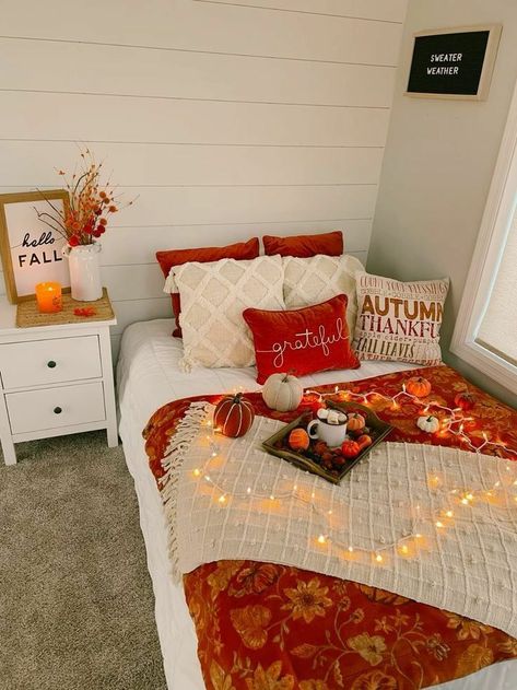 Simple Fall Decor Bedroom, Christmas Widgets, Fall Decor Bedroom, Holiday Bed, Fall Bedroom Ideas, Autumn Room, Cozy Dorm Room, Pumpkin Sweater, Fall Room