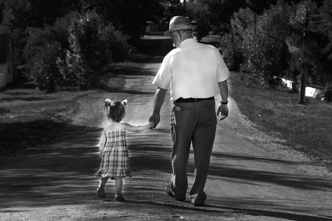 Grandfather Granddaughter Photos, Good Memories Aesthetic, Grandfather And Granddaughter Aesthetic, Grandpa And Granddaughter Aesthetic, Grandpa And Granddaughter Pictures, Grandpa With Granddaughter, Grandfather Aesthetic, Grandfather And Granddaughter, Grandpa And Granddaughter