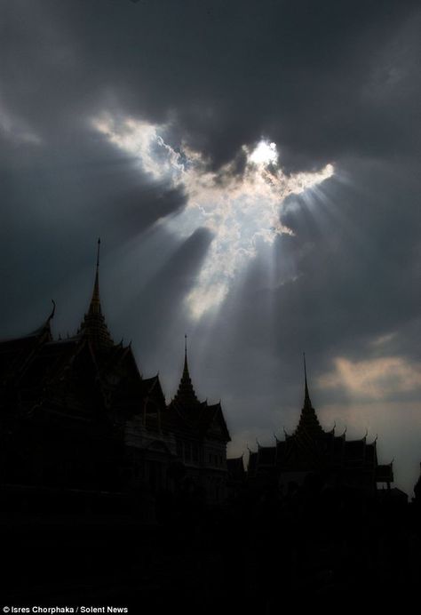 Pretty cool: Looks like a winged figure! Over the Grand Palace buddhist temple in Thailand. Angel Clouds, I Believe In Angels, Ange Demon, Angels Among Us, Angels In Heaven, Guardian Angels, Angel Art, Guardian Angel, Homestuck