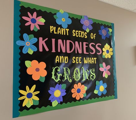 Spring Flowers Bulletin Board, Spring Office Decor Bulletin Boards, Spring Into Summer Bulletin Board, Spring Boletin Board, Bulliten Boards Ideas May, Spring Kindness Bulletin Board Ideas, Spring Classroom Board Ideas, May Classroom Decorations, Bulletin Board With Flowers