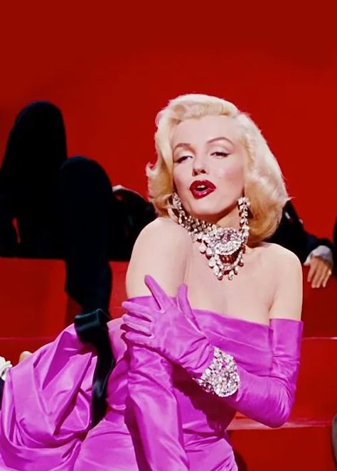 Iconic Movie Dresses, Marilyn Monroe Pink Dress, Movie Dresses, Marilyn Monroe Diamonds, Marilyn Monroe Fotos, Estilo Marilyn Monroe, Marilyn Monroe Fashion, Gentlemen Prefer Blondes, Photographie Portrait Inspiration