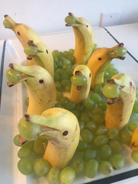 Cute party "dolphin" banana nosh Decorações Com Comidas, Cute Snacks, Easy Food Art, Sweet Snacks Recipes, Fun Kids Food, Food Humor, Fun Snacks, Interesting Food Recipes, Sweet Snacks