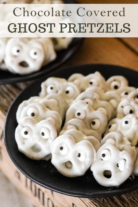 Looking for easy and festive Halloween treats that your kids will love? These ghost white chocolate covered pretzels are scary cute and delicious too! Plus, they only take about 10 minutes to make. To find out how to make them visit Sugar Maple Farmhouse. Chocolate Pretzels Halloween, Ghost Pretzels, Ghost Chocolate, Chocolate Covered Pretzels Halloween, White Pretzels, Chocolate Covered Pretzels Recipe, Fun Halloween Desserts, Halloween Pretzels, White Chocolate Covered Pretzels