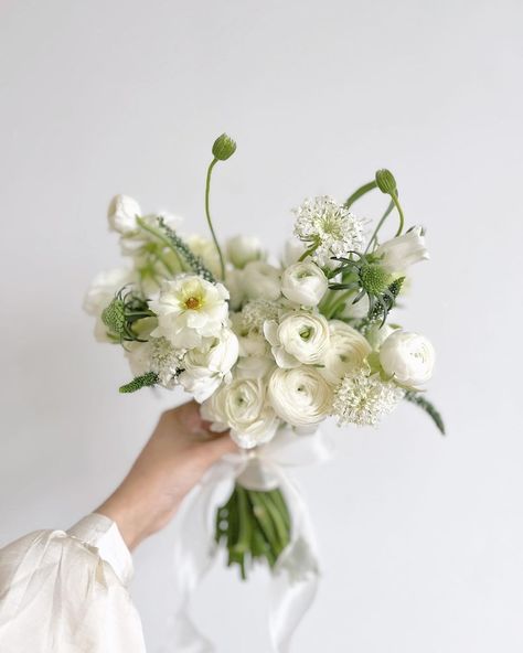 Timeless Bridesmaid Bouquet, Simple Bridesmaid Bouquets Hydrangeas, Romantic Bridesmaid Bouquet, Micro Bouquet Wedding, Hanging Bouquet Wedding, White Bouquet Bridesmaid, Modern White Bouquet, Green White Wedding Flowers, Bride Bouquets White Elegant