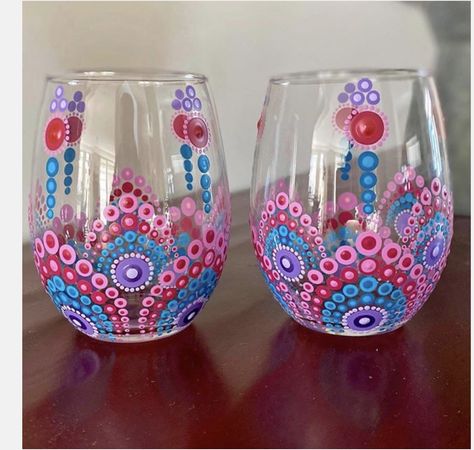 Glass Dot Painting, Dot Mandala Wine Glasses, Dot Painting Wine Glasses, Dot Art On Bottles, Mandala Dot Painting On Bottle, Glass Painting Patterns, Mandala Rock Art, Glass Painting Designs, Diy Glass Bottle Crafts