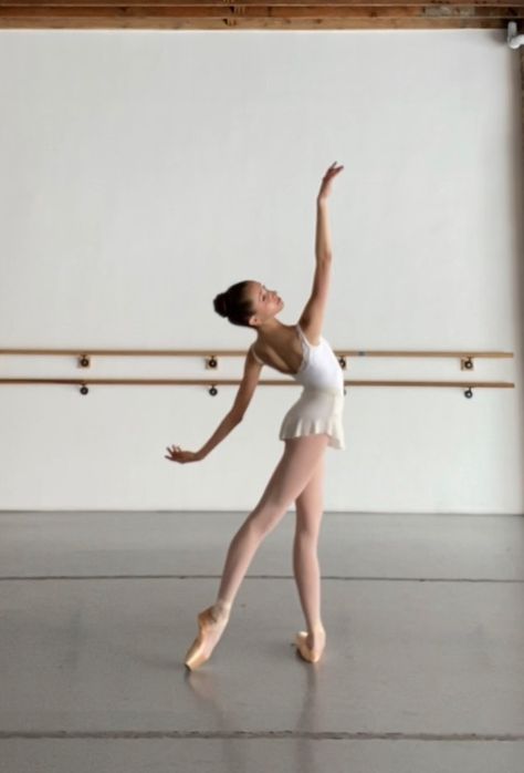 Ballet Dance Photography, Dance Picture Poses, Dancer Photography, Ballet Pictures, Ballet Beauty, Dance Photography Poses, Ballet Poses, Ballet Inspiration, Ballet Clothes