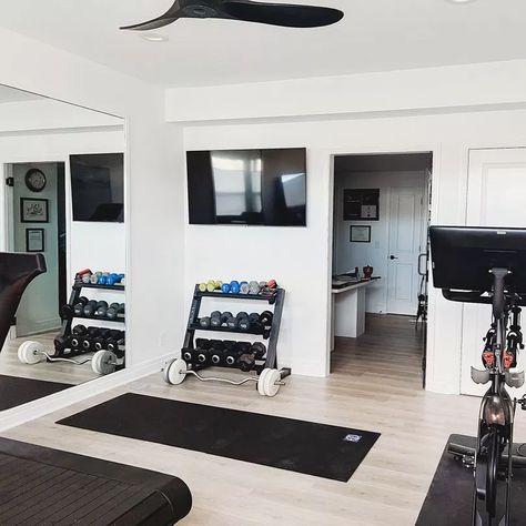 25 Small Home Gym Ideas - Hey, How to do it? Elegant Home Gym, Small Gym Design Interior, Basement Gym And Family Room, Gym Corner, Basement Workout Room, Home Gym Layout, Home Gym/office, Small Home Gyms, Small Home Gym Ideas