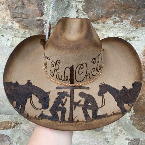 New Justin Felt Hat In The Color Fawn, Sz 7 1/8 Hand Burned By Me. This Design Is Called “Ride On Faith” And Shows A Cross With A Praying Cowboy And Cowgirl On The Back Brim. It Has Two Sayings, “In God We Trust” And “We Ride On Faith”. Everything Custom Done By Me. Thanks For Looking! Charlie 1 Horse Justin Hats Atwood Ariat Idyllwind Shyanne Bailey Stetson Hand Burned Hat Western Nfr Wood Burn Felt Hats, Custom Hats For Women, Pyrography Hats, Felt Hat Burning Designs, Custom Cowgirl Hats, Hat Customization, Painted Apparel, Burn Hats, Burnt Hats