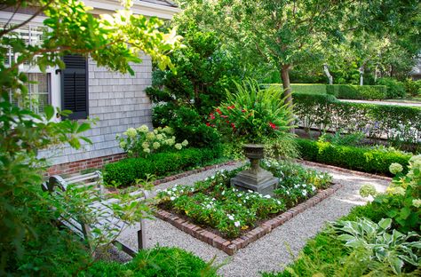 15 Lush Victorian Landscape Designs That Will Take Your Breath Away Front Gardens, Victorian Landscaping, Formal Garden Design, Front Yards, Cottage Garden Design, Pea Gravel, Victorian Garden, Formal Garden, Home Landscaping