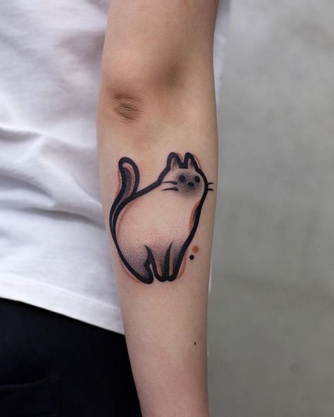 Cat tattoo Cute Minimalist Tattoo, Tattoos Reference, Fat Cat Tattoo, Cat Lover Tattoo, Tatuaje Studio Ghibli, Cat And Dog Tattoo, Cats Tattoo, Black Cat Tattoos, Clover Tattoos