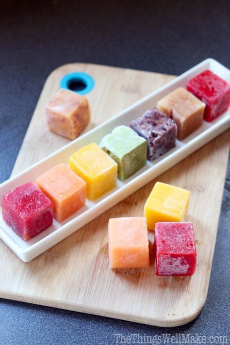 10 Simple Ice Cube Tray Hacks That Will Cool You Down This Summer Ice Cube Tray Hacks, Creative Ice Cubes, Korean Food Recipes, Fruit Ice Cubes, Flavored Ice Cubes, Freezing Fruit, Fest Temaer, Decorações Com Comidas, Fruit Ice