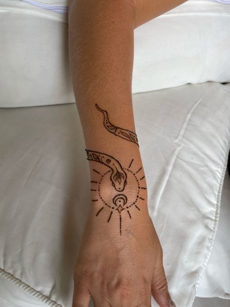 Henna Designs Astrology, Henna Arm Band, Henna Knee, Front Hand Tattoo, Witchy Henna, Funny Henna, Henna Arm Designs, Henna Man, Henna Tattoo Designs Leg