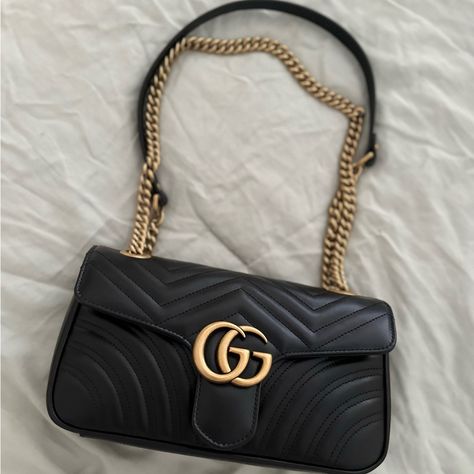 Gucci Gg Marmont Shoulder Bag In Black Has A Soft Structure Shape And An Oversized Flap Closure With Double G Hardware,With Sliding Chain Strap Can Be Worn Multiple Ways, Changing Between Shoulder And A Top Handle Bag. It Is An Authentic Italian Bag From Gucci Never Used!!! Its Brand New!!! Gucci Bag Aesthetic, Chain Bag Outfit, Gucci Black Bag, Gucci Purse Outfit, Gucci Bag Black, Gucci Small Bag, Black Gucci Bag, Korean Bags, Gucci Handbags Outlet