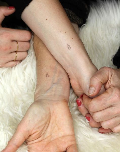 Wishbone Matching Tattoos, Wishbone Finger Tattoo, Wishing Bone Tattoo, Fine Line Wishbone Tattoo, Tiny Wishbone Tattoo, Tattoo For Mum, Wish Bone Tattoo, Family Of 4 Tattoo Ideas, Mother And Daughter Tattoos