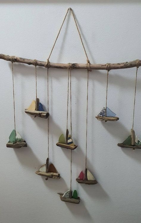 Driftwood Mobile, Beach Craft, Driftwood Diy, Mobile Hanging, Beach Glass Crafts, Driftwood Art Diy, Art Coquillage, Driftwood Projects, Driftwood Wall Art