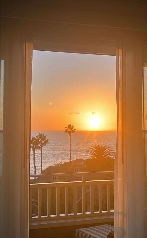 California Beach Home Aesthetic, Long Beach California Apartment, Beach View Apartment Aesthetic, California Aesthetic House, California Living Aesthetic, Cali Life Style, Santa Monica Beach House, Santa Monica Houses, Ocean Beach California