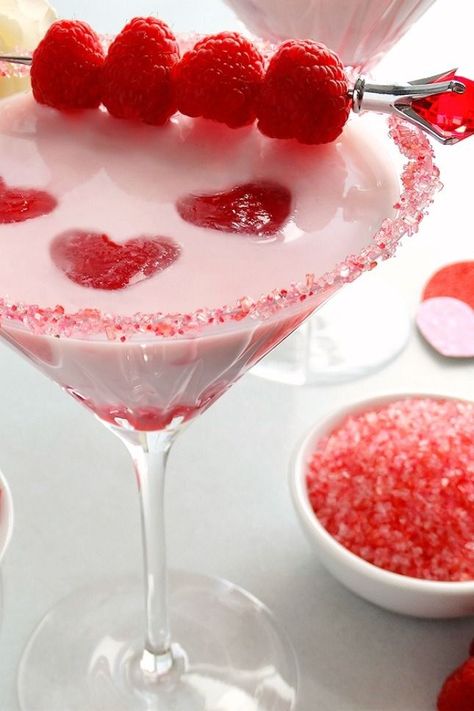 Shake up a Love Charm Martini Cocktail for Valentine's Day with this recipe. Chocolate Cocktail Recipes, Cocktails Vodka, Sweet Cocktail, Valentine Drinks, Cocktail Pink, Valentine Cocktails, White Chocolate Liqueur, Chocolate Cocktails, Sweet Cocktails