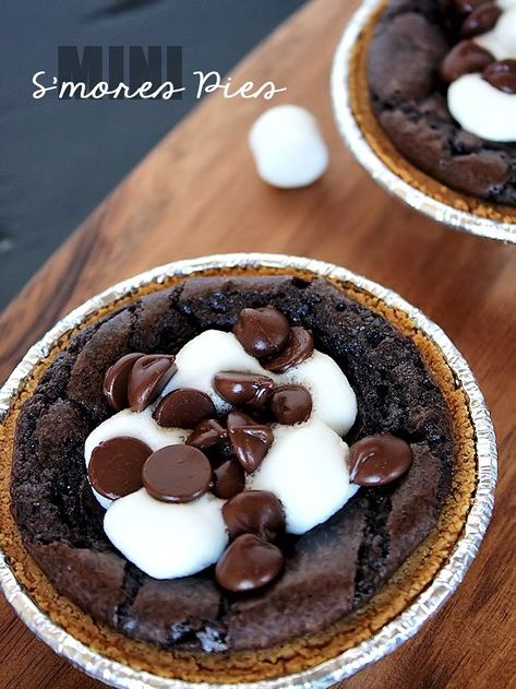 Mini S'mores Pies Easy Recipe Single Serve Pies, Pies Easy, Mini Pie Recipes, Smore Recipes, Single Serve Desserts, Electronic Gadgets, Mini Pies, Cobbler Recipes, Enjoy Nature