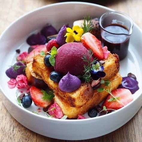 Plated Breakfast, Resep Dessert, Brunch Party Menu, Flowers Recipes, Holiday Brunch Recipes, Burnt Marshmallow, Delicious French Toast, Dessert For Breakfast, Plating Ideas