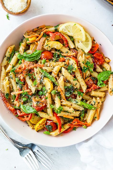 This delicious recipe for easy Pasta Primavera is a perfect way to incorporate seasonal vegetables into your meals. With a creamy sauce and a burst of fresh flavors, this dish will become a family favorite. #pastaprimavera #pastarecipe #vegetable Spring Pasta Primavera, Seasonal Dinner Recipes, Easy Pasta Primavera, Primavera Recipe, Family Meal Prep, Pasta Primavera Recipe, Spring Pasta, Seasonal Vegetables, Pasta Primavera