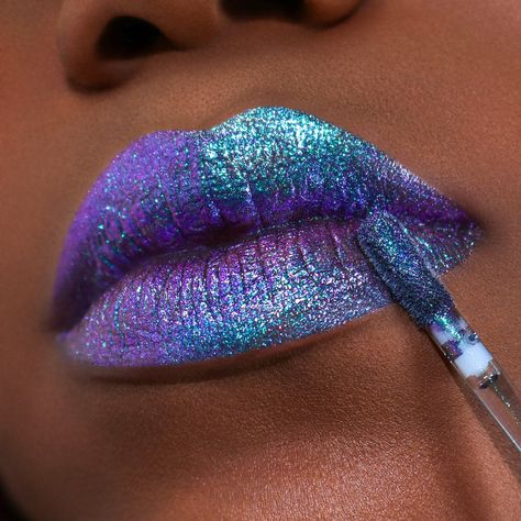 Teal Lipstick Looks, Lilac And Gold Makeup, Lipstick Ideas, Celestial Makeup, Light Purple Lipstick, Holographic Lipstick, Fairy Eye Makeup, Holographic Lips, Candy Makeup