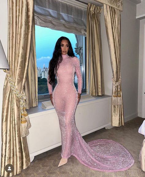 #kimkardashian #pink Celebrity Perfume, White Cami Dress, Kim Kardashian Outfits, Kardashian Outfit, Kim Kardashian Style, Little Red Dress, Beautiful Maxi Dresses, Keeping Up With The Kardashians, Kardashian Style