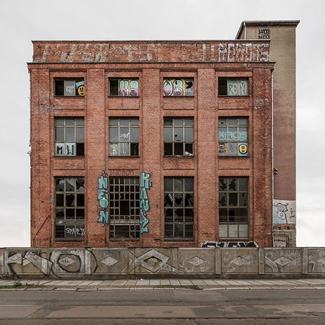 Awaiting on Behance Paper Models House, Industrial Loft Design, Abandoned Factory, Train Miniature, Warehouse Design, Old Warehouse, Building Front, Model Train Scenery, Industrial Architecture