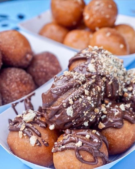 GREEK NUTELLA DONUTS 🍩 #recipe #breakfast #dinner #lunch #food #foodie #easyrecipe #recipeoftheday #recipeideas #recipevideo #yummy #delicious #nutella #chocolate #donuts #miami #miamidesigndistrict #greek #greekfood Greek Donuts, Nutella Donuts, Miami Design District, Travel Recipes, Donuts Recipe, Recipe Breakfast, Lunch Food, Breakfast Dinner, Chocolate Donuts