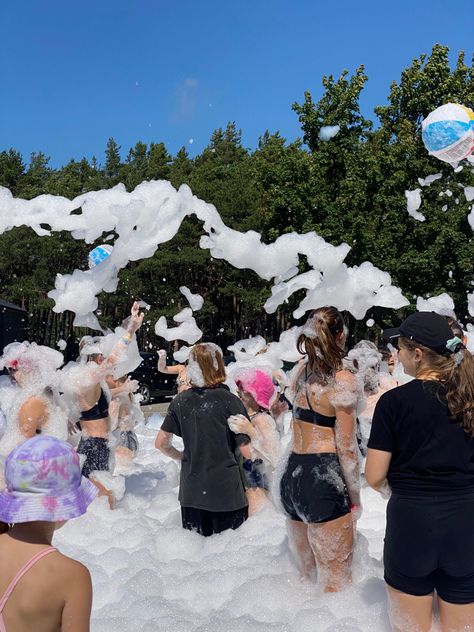 soap foam party, summer, bucket list, soap bubbles Activities With Friends Summer, Bubble Pool Party, Pool Party Ideas For Teens, Foam Pool Party, Summer Camp Checklist, Pack For Summer Camp, Summer Camp Vibes, Summer Camp Packing, Camp Packing List