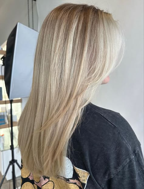 Gtfosage Hair, Brown To Blonde Hair Straight, Icy Blonde Hair Inspiration, Long Medium Blonde Hair, Rounded Haircut Long Straight Hair, Highlights On Level 7 Hair, Haircuts Long Hair Straight, Straight Haircut Layers, Blonde Highlights And Layers