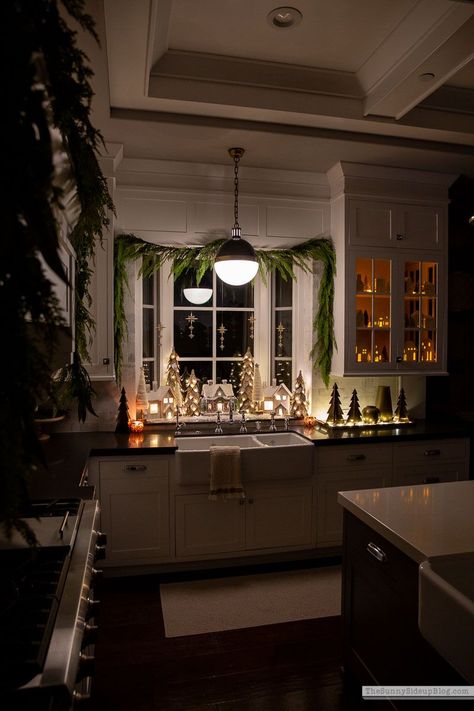 Indoor Christmas Lights, Centerpiece Christmas, Stunning Kitchens, Kitchen Window, Christmas 2023, Christmas Kitchen, Christmas House, Dream House Decor, Decoration Christmas