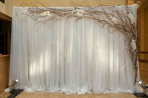 Ideal para fotos Vintage Backdrop, Backdrop Frame, Wedding Backdrop Design, Pipe And Drape, Breathtaking Wedding, Backdrop Design, 50th Wedding, Wedding Deco, Photo Backdrop