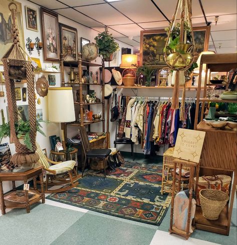 Brick Wall Retail Store Design, Second Hand Interior Design, Consignment Store Layout, Vintage Store Interior Design, Thrift Store Design Layout, Thrift Store Layout Display Ideas, Boho Booth Display, Thrift Store Ideas Business, Thrift Store Interior