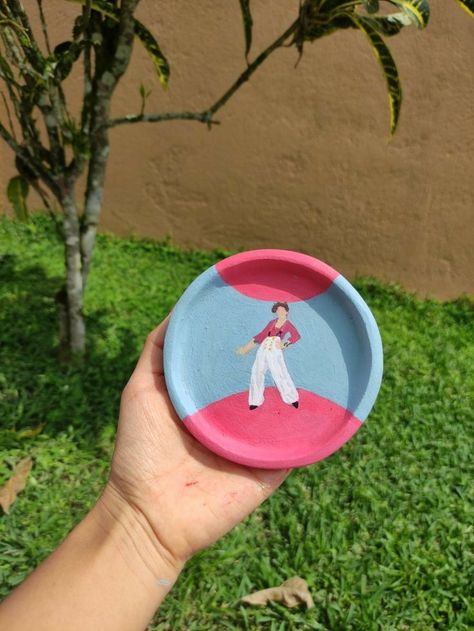 Harry Styles Pottery Ideas, Harry Styles Clay Art, Pottery Painting Ideas Harry Styles, Harry Styles Ceramic Ideas, Clay Harry Styles, Harry Styles Pottery Painting, Harry Styles Diy Crafts, Harry Styles Art Paint, Bts Clay Art