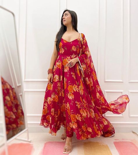 TASHI on Instagram: “Prettiest @farheen_panjwani styling our Bestseller “ORIENTAL DAISY PINK SUIT SET” So Adorable 🌸 #bestseller #floral #pinksuit…” Fancy Dupatta Design, Long Gown For Women, Umbrella Kurti Design, Printed Long Gowns, Party Wear For Women, Umbrella Dress, Celebrity Casual Outfits, Velvet Dress Designs, Anarkali Dress Pattern