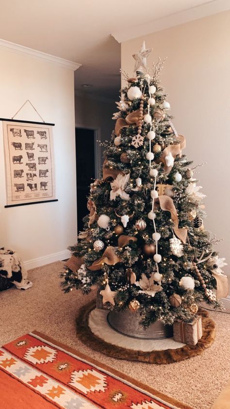 White Rustic Christmas Tree, Cowboy Christmas Tree Ideas, Sustainable Fashion Ideas, Western Christmas Decor, Christmas Diy Decor Ideas, Western Christmas Decorations, Western Christmas Tree, Country Christmas Trees, Recycled Outfits