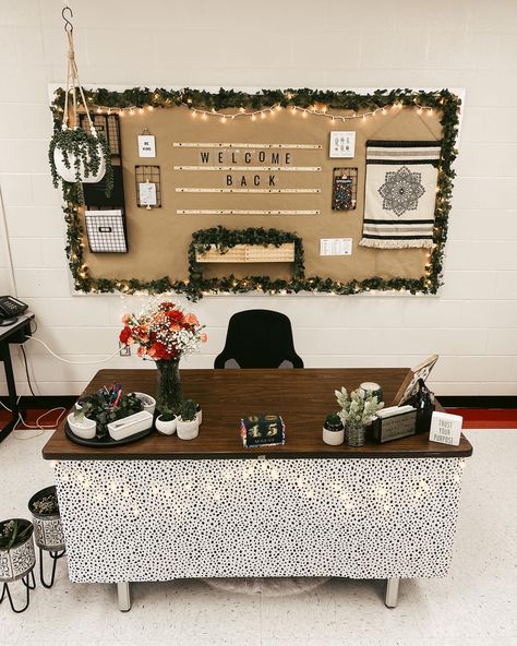 Junior High Classroom Decor Ideas, Teachers Corner Ideas Classroom, Boho Classroom Middle School, Cute High School Classroom Decor, Aesthetic Teacher Desk, Aesthetic Classroom High School, Teacher Desks Ideas, 8th Grade Classroom Ideas, Modern High School Classroom Design