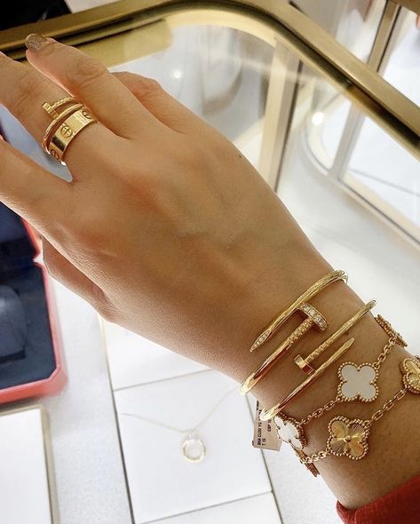 Just Un Clou Bracelet, Cartier Love Ring, Candy Bracelet, Expensive Jewelry Luxury, Accesories Jewelry, Luxe Jewelry, Dope Jewelry, Gold Bracelets, Classy Jewelry