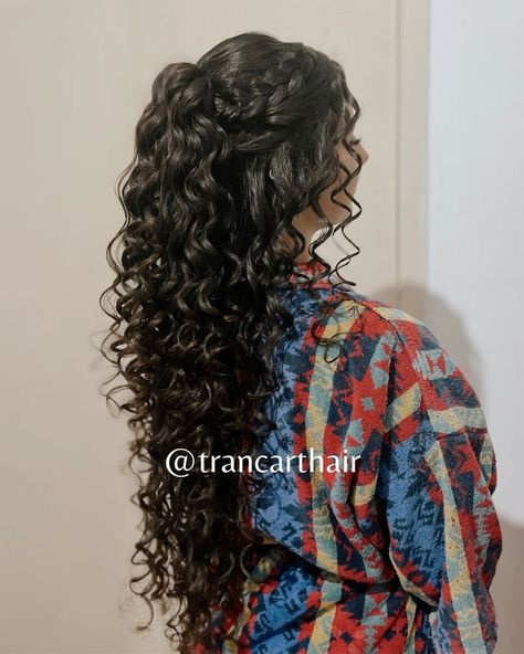 Haïr Style Curly Hair Wedding, Curly Hairstyles With Crown, Wedding Hairstyles For Long Curly Hair, Long Curly Hair Wedding Styles, Curly Hair Styles For Wedding, Long Curly Hairstyles For Wedding, Curly Hair Wedding Styles, Curly Hairstyles Prom, Prom Curly Hairstyles