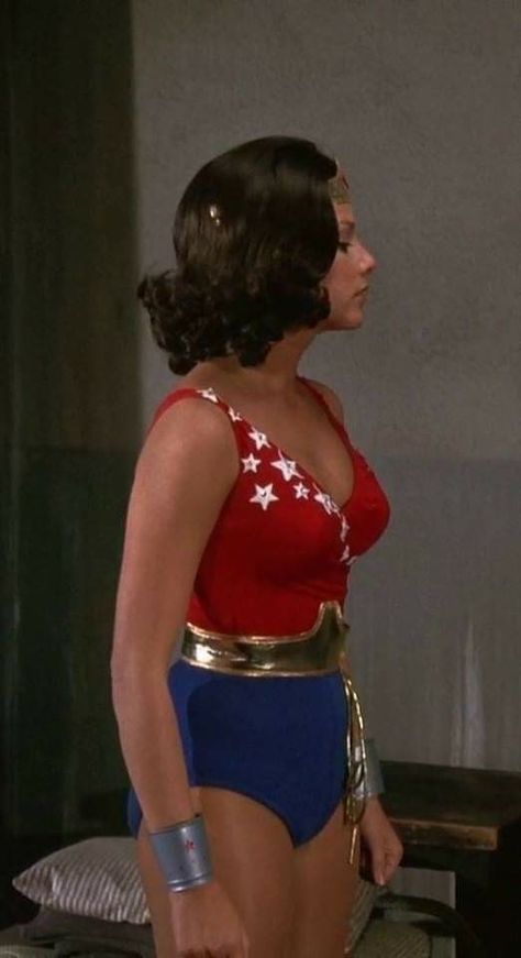 80s Actresses, Wonder Woman Drawing, Debra Winger, 70s Tv, Linda Carter, Gymnastics Photos, Wonder Woman Costume, Lynda Carter, Blonde Bombshell