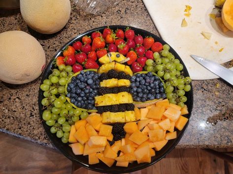 Pineapple, blackberries, & blueberries form the bee, surrounded by strawberries, grapes, & cantaloupe Bee Fruit Tray, Eloise Birthday, Bee Birthday, Kids Board, Fruit Tray, Party Treats, Bee Theme, The Bee, Girl Shower